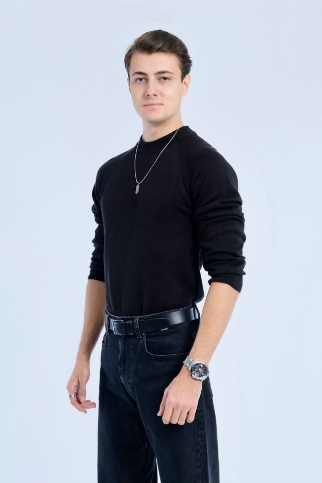 Çeyrek Boğazlı Siyah Triko