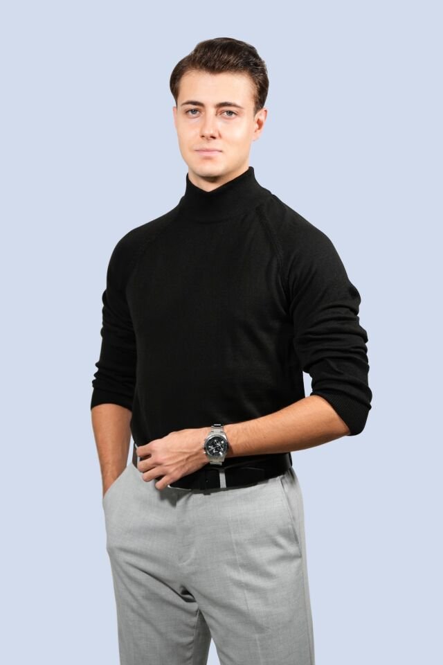 Siyah Boğazlı Triko