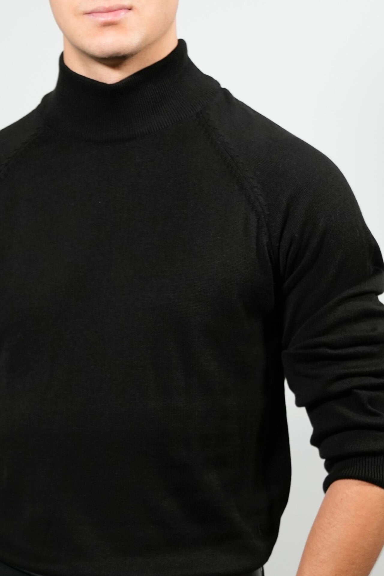 Siyah Yarım Boğazlı Triko